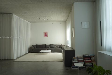 Condo in Miami, Florida, 1 bedroom  № 1991629 - photo 4