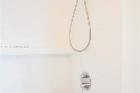 Condo in Miami, Florida, 1 bedroom  № 1991629 - photo 27