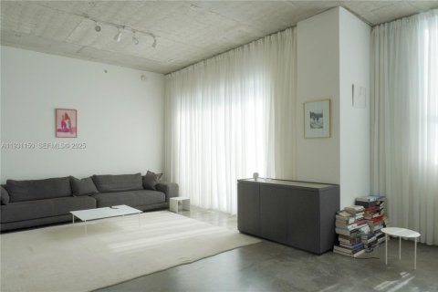 Condo in Miami, Florida, 1 bedroom  № 1991629 - photo 1