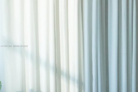 Condo in Miami, Florida, 1 bedroom  № 1991629 - photo 20