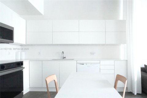 Condo in Miami, Florida, 1 bedroom  № 1991629 - photo 9