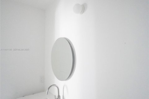 Condo in Miami, Florida, 1 bedroom  № 1991629 - photo 29
