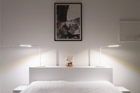 Condo in Miami, Florida, 1 bedroom  № 1991629 - photo 25