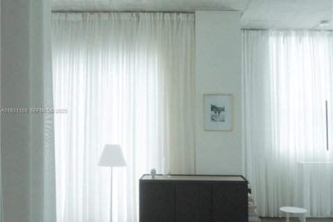 Condo in Miami, Florida, 1 bedroom  № 1991629 - photo 2