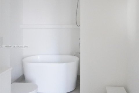 Condo in Miami, Florida, 1 bedroom  № 1991629 - photo 28