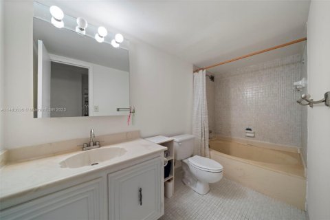 Купить кондоминиум в Халландейл-Бич, Флорида 1 спальня, 99.87м2, № 1703621 - фото 12