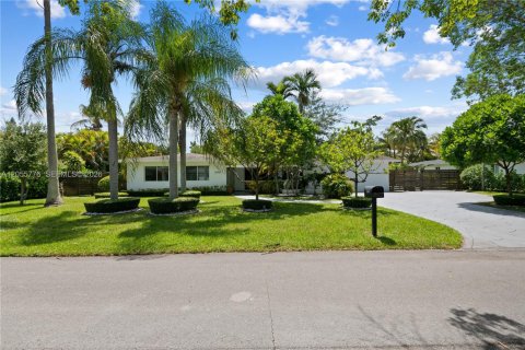 House in Pinecrest, Florida 4 bedrooms, 196.95 sq.m. № 2187723