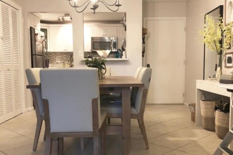 Condo in Hollywood, Florida, 2 bedrooms  № 2241397 - photo 10