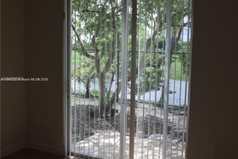 Condo in Hialeah, Florida, 2 bedrooms  № 1893325 - photo 18
