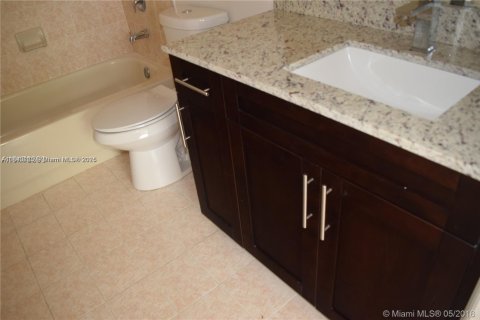 Condo in Hialeah, Florida, 2 bedrooms  № 1893325 - photo 7