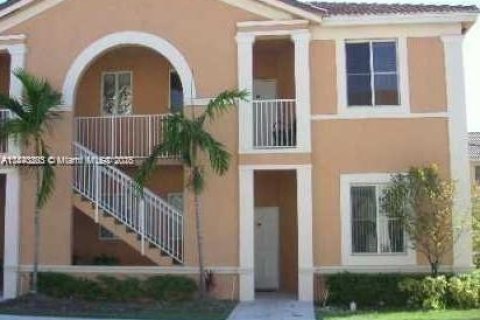 Condo in Hialeah, Florida, 2 bedrooms  № 1893325 - photo 1