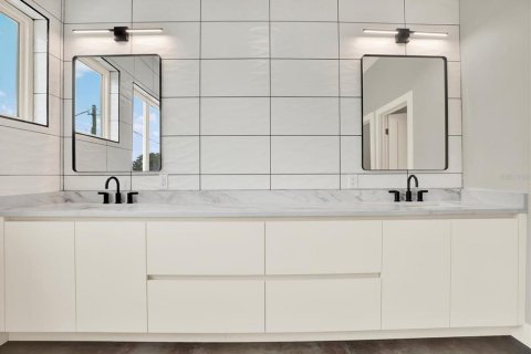 Casa en venta en Tampa, Florida, 4 dormitorios, 299.42 m2 № 1761515 - foto 24