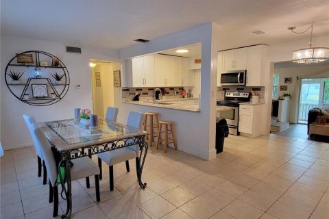 House in DeLand, Florida 4 bedrooms, 148.46 sq.m. № 1829315 - photo 4