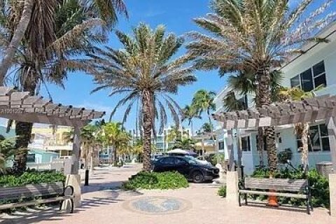 Condo in Hollywood, Florida, 3 rooms  № 2183088 - photo 18