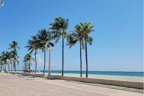 Condo in Hollywood, Florida, 3 rooms  № 2183088 - photo 17