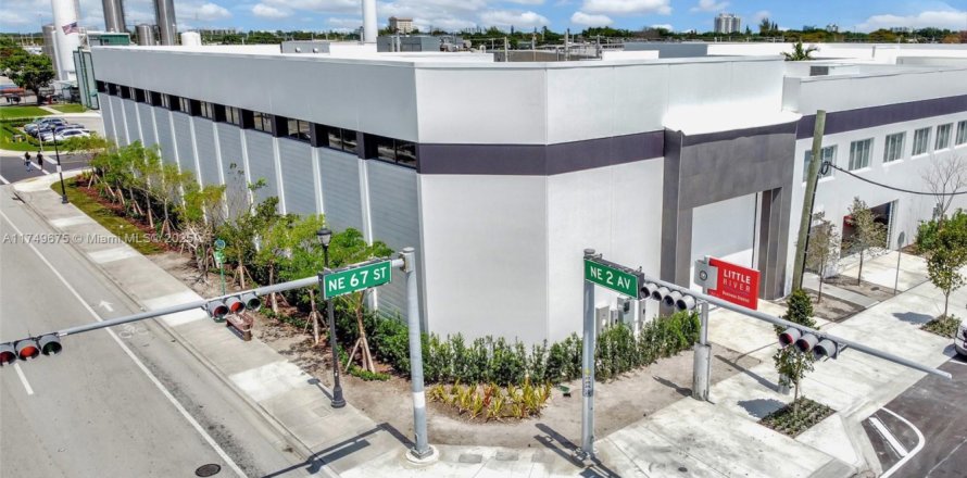 Commercial property in Miami, Florida № 1861038