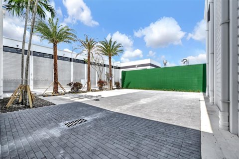 Commercial property in Miami, Florida № 1861038 - photo 15