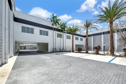 Commercial property in Miami, Florida № 1861038 - photo 5