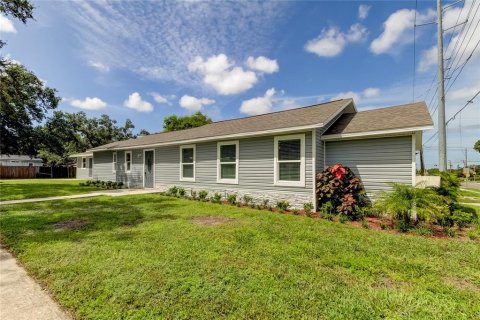Casa en venta en Largo, Florida, 4 dormitorios, 211.26 m2 № 1360088 - foto 1