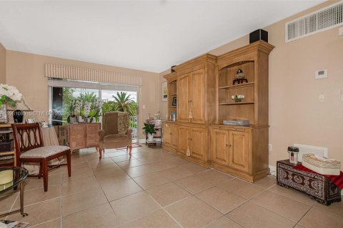 Condo in Miami, Florida, 1 bedroom № 2175216 - photo 8