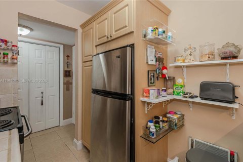 Condo in Miami, Florida, 1 bedroom № 2175216 - photo 11