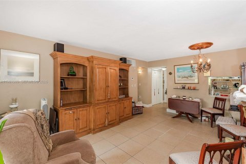 Condo in Miami, Florida, 1 bedroom № 2175216 - photo 15