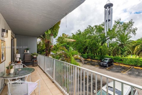 Condo in Miami, Florida, 1 bedroom № 2175216 - photo 2