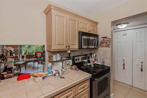 Condo in Miami, Florida, 1 bedroom № 2175216 - photo 12