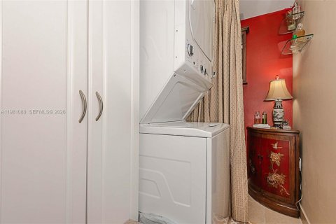 Condo in Miami, Florida, 1 bedroom № 2175216 - photo 13
