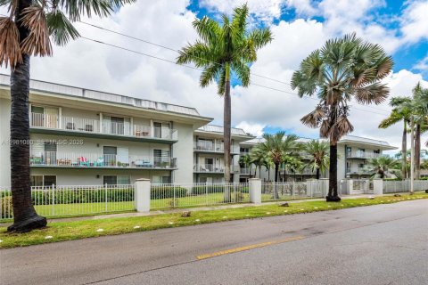 Condo in Miami, Florida, 1 bedroom № 2175216 - photo 3