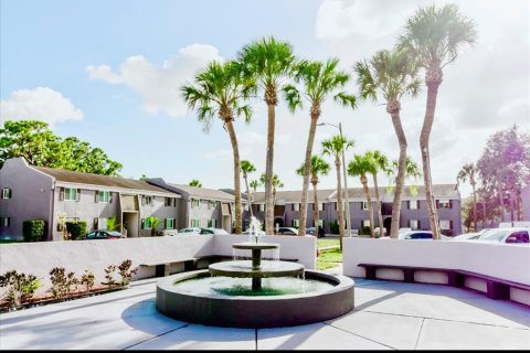 Condo in Tampa, Florida, 4 bedrooms  № 1808937 - photo 1
