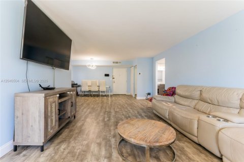 Apartment in Sunny Isles Beach, Florida 2 bedrooms, 115.2 sq.m. № 2087276 - photo 12