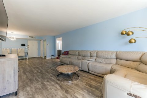 Apartment in Sunny Isles Beach, Florida 2 bedrooms, 115.2 sq.m. № 2087276 - photo 11