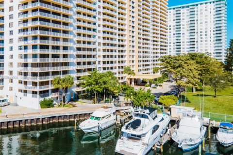 Apartment in Sunny Isles Beach, Florida 2 bedrooms, 115.2 sq.m. № 2087276 - photo 4