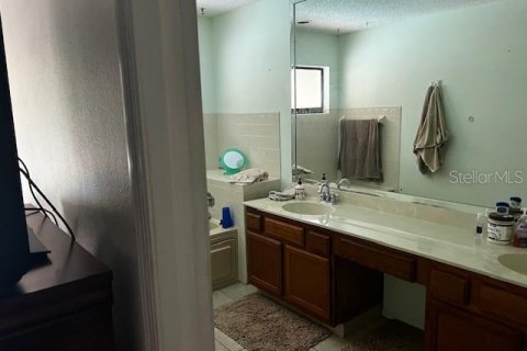 House in Tampa, Florida 4 bedrooms, 220.18 sq.m. № 2390983 - photo 12