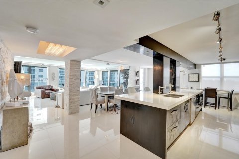 Condo in Hollywood, Florida, 2 bedrooms  № 1861815 - photo 17