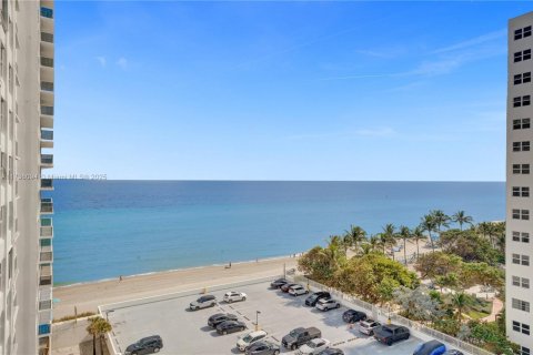 Condo in Hollywood, Florida, 2 bedrooms  № 1861815 - photo 11