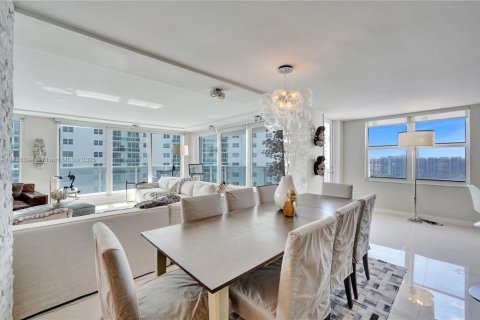 Condo in Hollywood, Florida, 2 bedrooms  № 1861815 - photo 13
