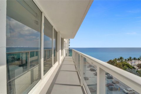 Condo in Hollywood, Florida, 2 bedrooms  № 1861815 - photo 1