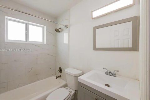 House in Lauderhill, Florida 2 bedrooms, 94.67 sq.m. № 2087101 - photo 8