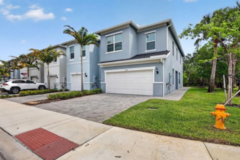 Adosado en venta en Stuart, Florida, 3 dormitorios, 149.11 m2 № 2261759 - foto 2