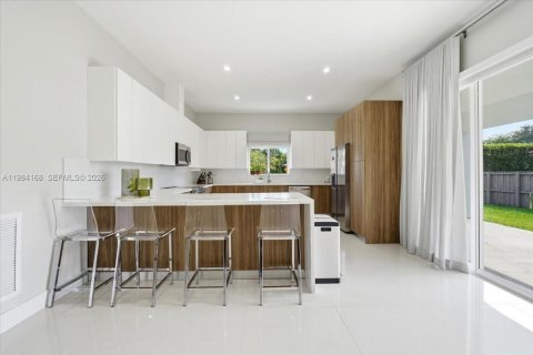 Casa en venta en Cutler Bay, Florida, 4 dormitorios, 250.84 m2 № 2047037 - foto 17