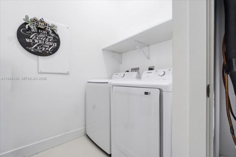 Casa en venta en Cutler Bay, Florida, 4 dormitorios, 250.84 m2 № 2047037 - foto 22