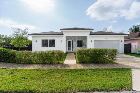 Casa en venta en Cutler Bay, Florida, 4 dormitorios, 250.84 m2 № 2047037 - foto 2