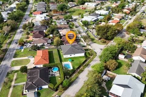 Casa en venta en Cutler Bay, Florida, 4 dormitorios, 250.84 m2 № 2047037 - foto 7