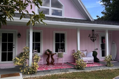 House in Haverhill, Florida 4 bedrooms, 198.44 sq.m. № 2146624 - photo 2