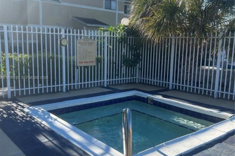 Copropriété à vendre à Pembroke Pines, Floride: 2 chambres, 81.85 m2 № 2011081 - photo 22