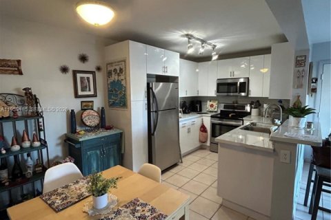 Copropriété à vendre à Pembroke Pines, Floride: 2 chambres, 81.85 m2 № 2011081 - photo 2