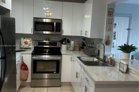 Copropriété à vendre à Pembroke Pines, Floride: 2 chambres, 81.85 m2 № 2011081 - photo 3