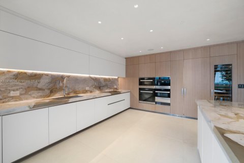 Condo in Miami Beach, Florida, 4 bedrooms  № 1973028 - photo 27